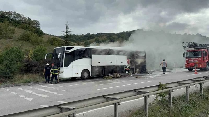 Samsun’un Kavak ilçesinde seyir halindeki yolcu otobüsünde çıkan yangın, sürücünün dumanları fark ederek aracı yol kenar