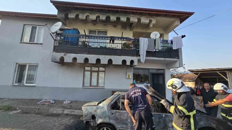 Tokat’ın Niksar ilçesinde park halindeki otomobilde çıkan yangın, bitişiğindeki 2 katlı binanın balkonuna sıçradı.