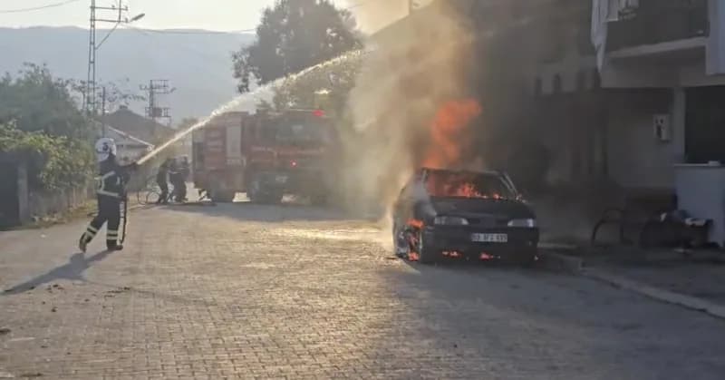 Tokat Niksar'da park halindeki otomobilde çıkan yangın ve balkonundaki çamaşırların alev alması