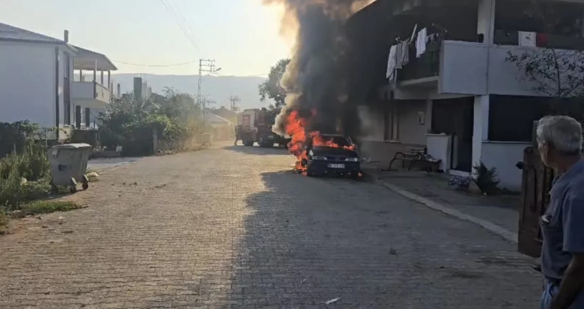 Tokat’ın Niksar ilçesinde park halindeki otomobilde çıkan yangın, bitişiğindeki 2 katlı binanın balkonuna sıçradı.