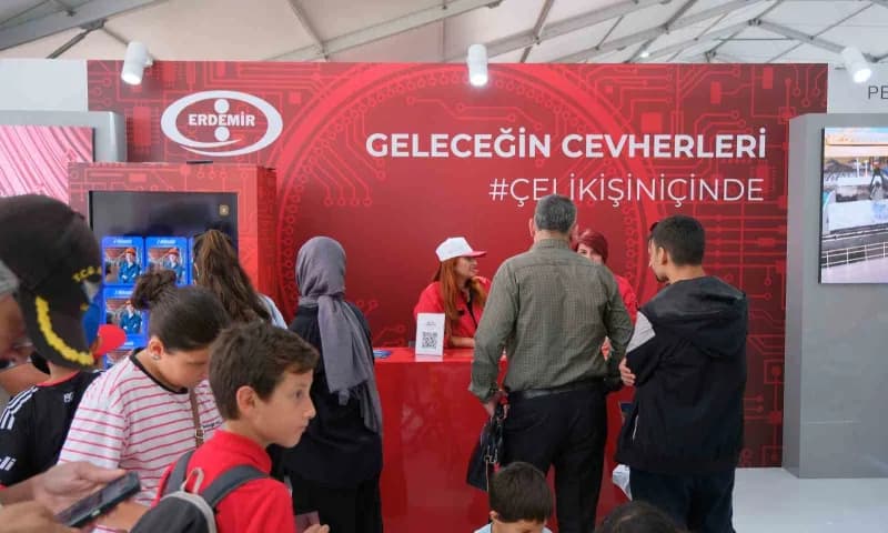 F1 numaralı OYAK standında Erdemir, peletin çeliğe dönüşüm yolculuğunu, VR gözlükle izlenebilen üç boyutlu bir video den