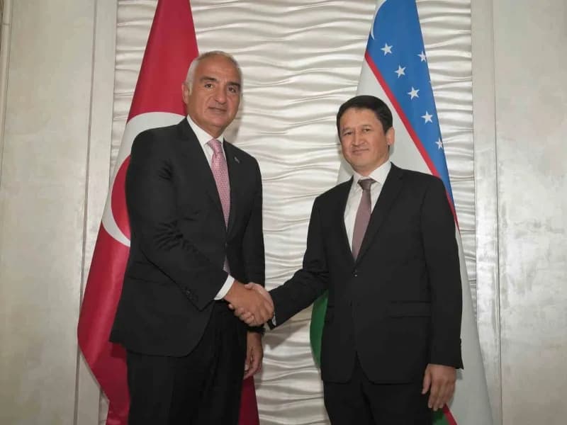 Kültür ve Turizm Bakanı Mehmet Nuri Ersoy (Solda), Özbekistan Turizm Komitesi Başkanı Abdulaziz Akkulov (Sağda)