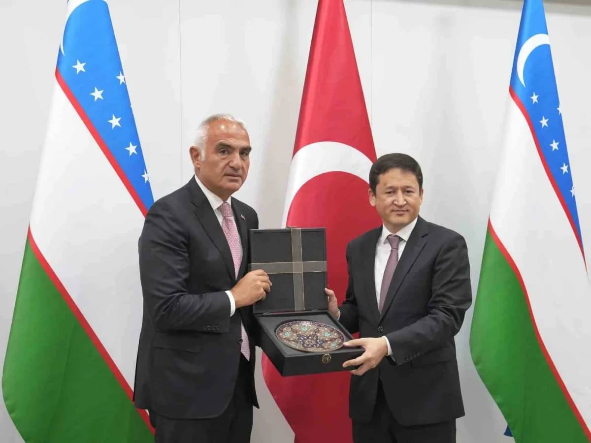 Kültür ve Turizm Bakanı Mehmet Nuri Ersoy (Solda), Özbekistan Turizm Komitesi Başkanı Abdulaziz Akkulov (Sağda)