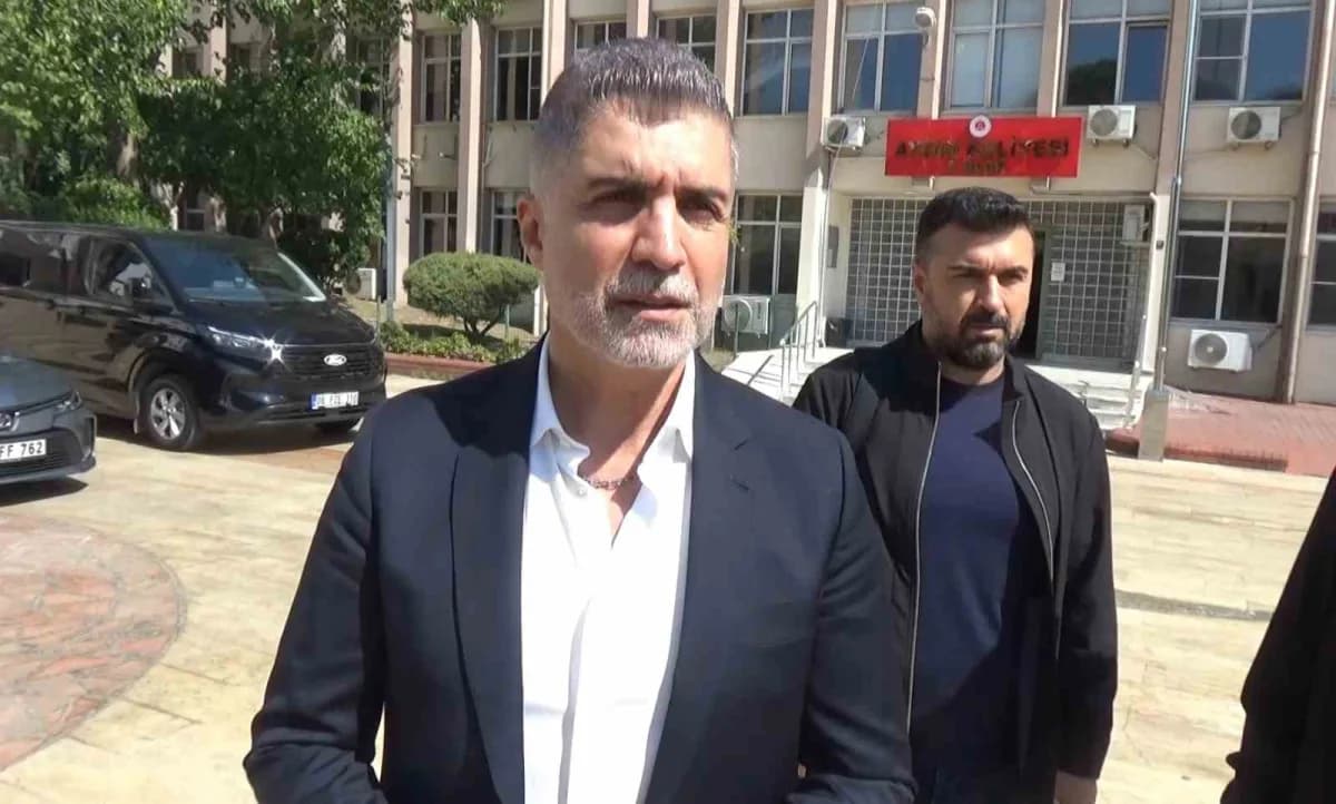 Özcan Deniz Aydın Adliyesi önünde basın açıklaması yaparken