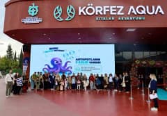 Körfez’de özel çocuklar akvaryum ve bilim merkezini ziyaret ederek su altı dünyasını ve bilim deneylerini keşfediyor