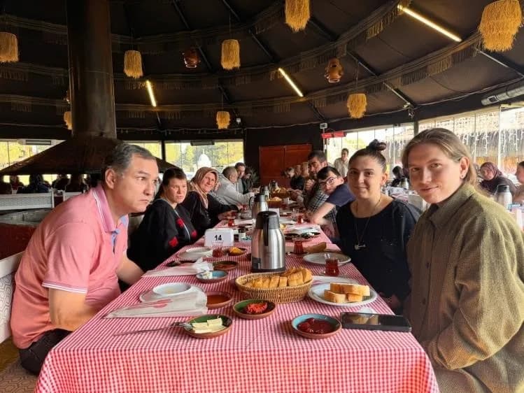 Bilecik'te özel ihtiyaçlı bireyler ve ailelerinin kahvaltı programında bir arada olduğu samimi ortam