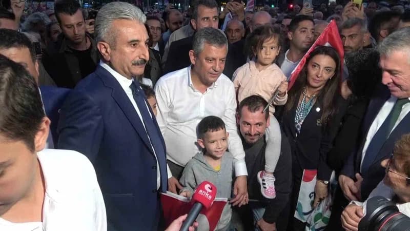 Yeni Parti Genel Başkanı Özgür Özel, Bursa’da FSM Bulvarı’nda düzenlenen yürüyüşte vatandaşlarla bir araya geldi.