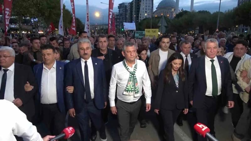 Özel, meydandaki kalabalığa "Beni gençler duyuyor mu? Beni kadınlar duyuyor mu? Beni Bursa duyuyor mu? Bundan sonra ikti