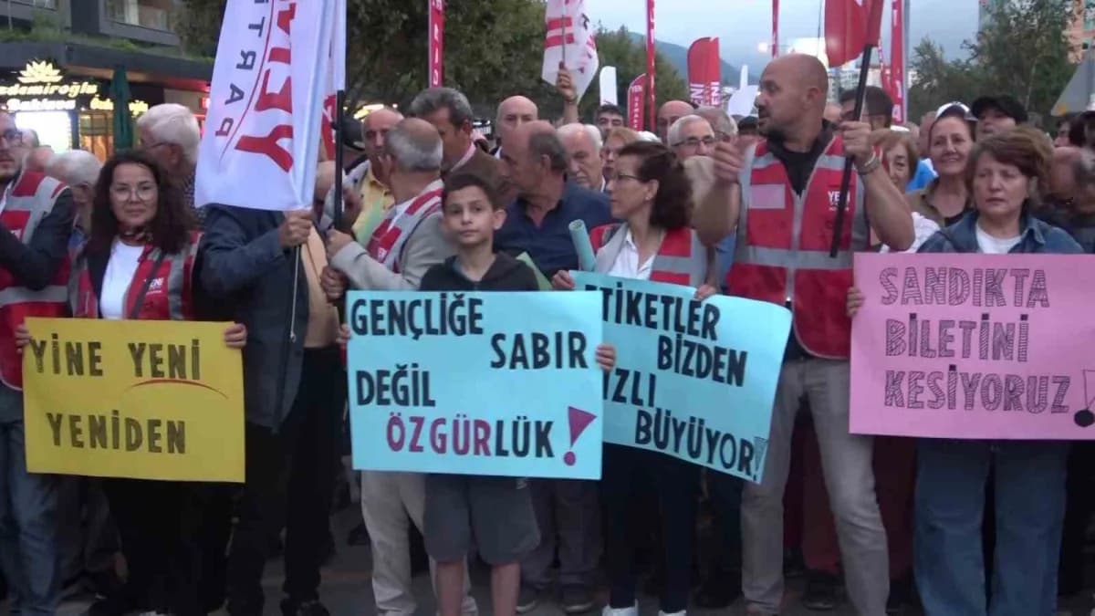 Yoğun katılımın olduğu programda Bursa’nın kendisi için Özel bir yere sahip olduğunu belirten Özel; emekli, emekçi, çift