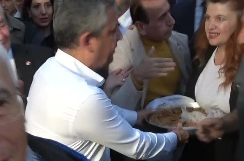 Yeni Parti Genel Başkanı Özgür Özel'in Bursa programında yaşanan bir görüntü sosyal medyada gündem oldu. Nilüfer'deki yü