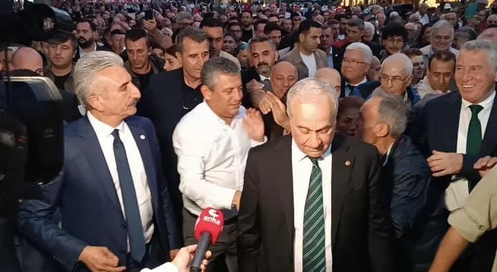 Yeni Parti Genel Başkanı Özgür Özel'in Bursa programında yaşanan bir görüntü sosyal medyada gündem oldu. Nilüfer'deki yü