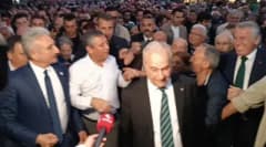 Özgür Özel Bursa programında vatandaşlarla tokalaşırken ve yürüyüşte görüntüleniyor