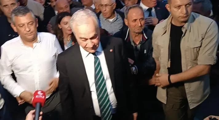 Yeni Parti Genel Başkanı Özgür Özel'in Bursa programında yaşanan bir görüntü sosyal medyada gündem oldu. Nilüfer'deki yü