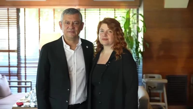 Özgür Özel ve Canan Uzer Bursa'da kahvaltı sofrasında birlikte oturuyor