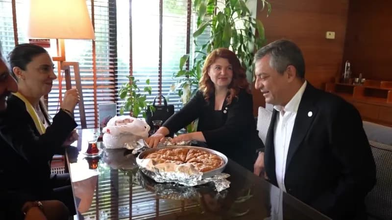 Önceki gün yürüyüş sırasında kendisine uzatılan böreği kabul etmeyen Özel, bugün böreği hazırlayan Yeni Parti Kadın Koll