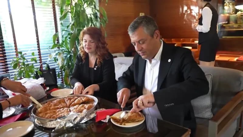 Yeni Parti Genel Başkanı Özgür Özel’in Bursa programında yaşanan börek ikramıyla ilgili dikkat çeken bir gelişme yaşandı