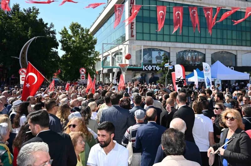 Yeni Parti Genel Başkanı Özgür Özel, Yalova'da basket atışı yaptı.