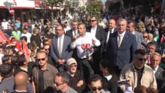 Özgür Özel Yalova'da çiftçilerle ve vatandaşlarla bir arada konuşurken
