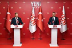 Özgür Özel, Yeni Parti Genel Merkezi’nde basın açıklaması yaparken