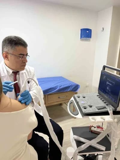 Kas-iskelet sistemi hastalıklarında ozon tedavisi uygulaması yapan doktor