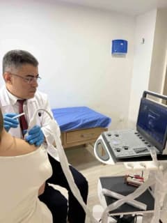 Kas-iskelet sistemi hastalıklarında ozon tedavisi uygulaması yapan doktor