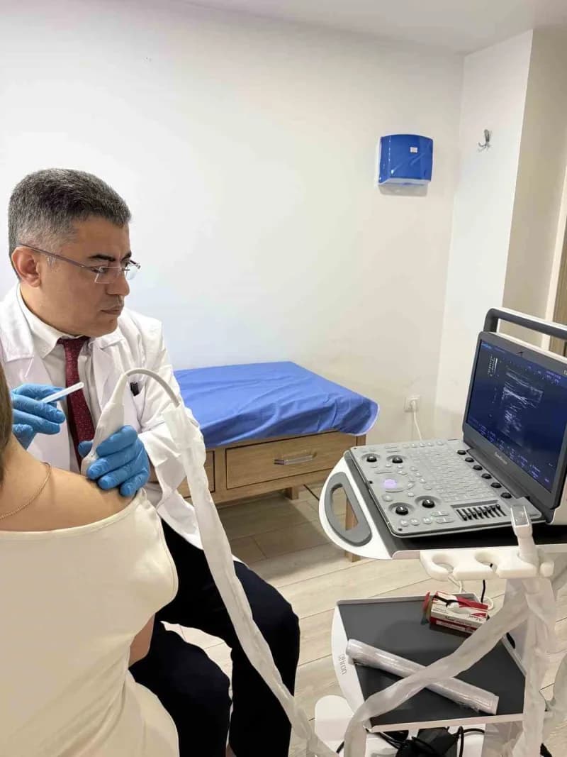 Kas-iskelet sistemi hastalıklarında ozon tedavisi uygulaması yapan doktor