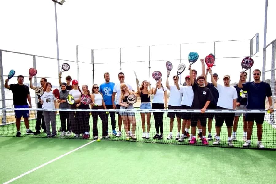 Çeşme’de üniversite öğrencileri Padel sporuyla buluştu