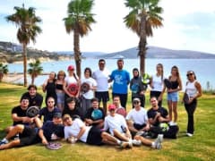 Çeşme’de üniversite öğrencileri padel kortunda spor yaparken