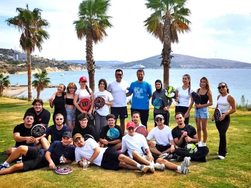 Çeşme’de üniversite öğrencileri padel kortunda spor yaparken