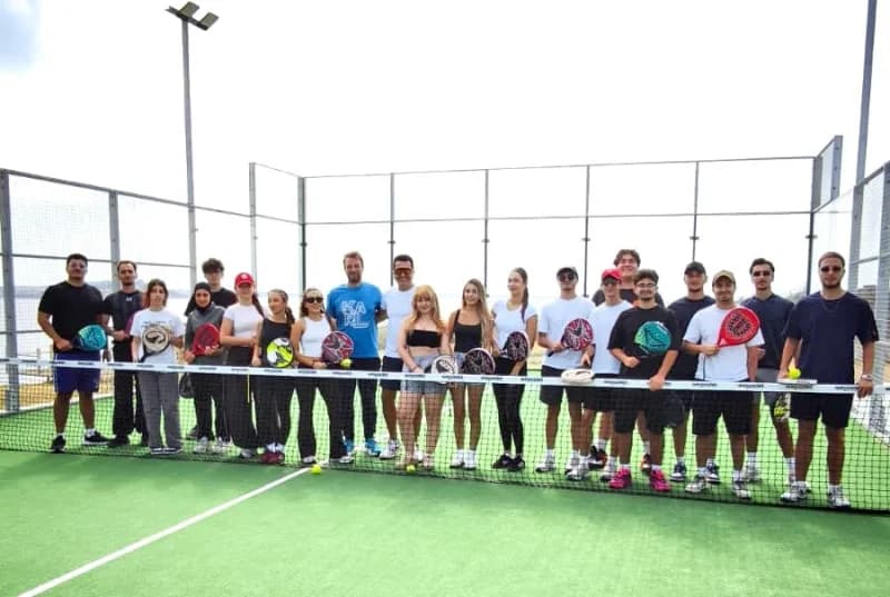 Çeşme’de üniversite öğrencileri Padel sporuyla buluştu