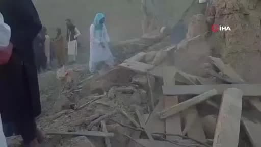 Pakistan ve Afganistan sınırında hava saldırısı sonrası hasar gören bölgeler ve güvenlik güçleri