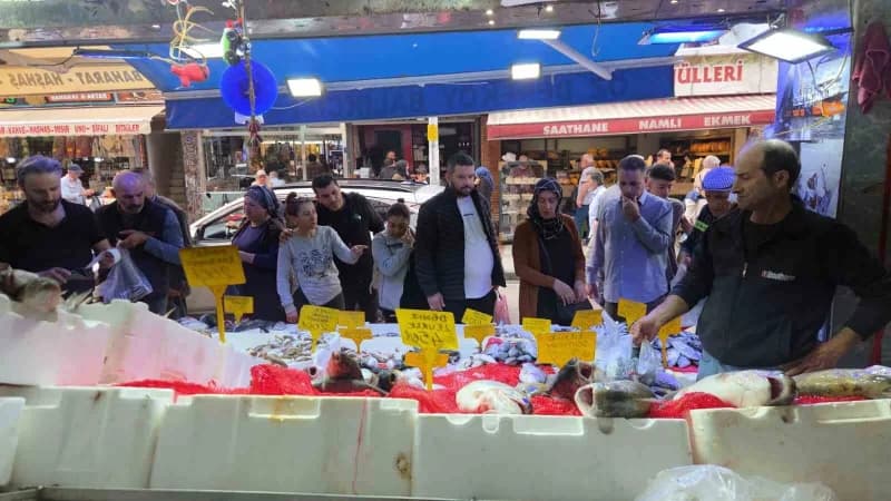 Samsun’da kiloluk palamutların adedi 90 TL’den satılıyor. Vatandaşlar ucuz balık almak için birbiriyle yarışırken, balık