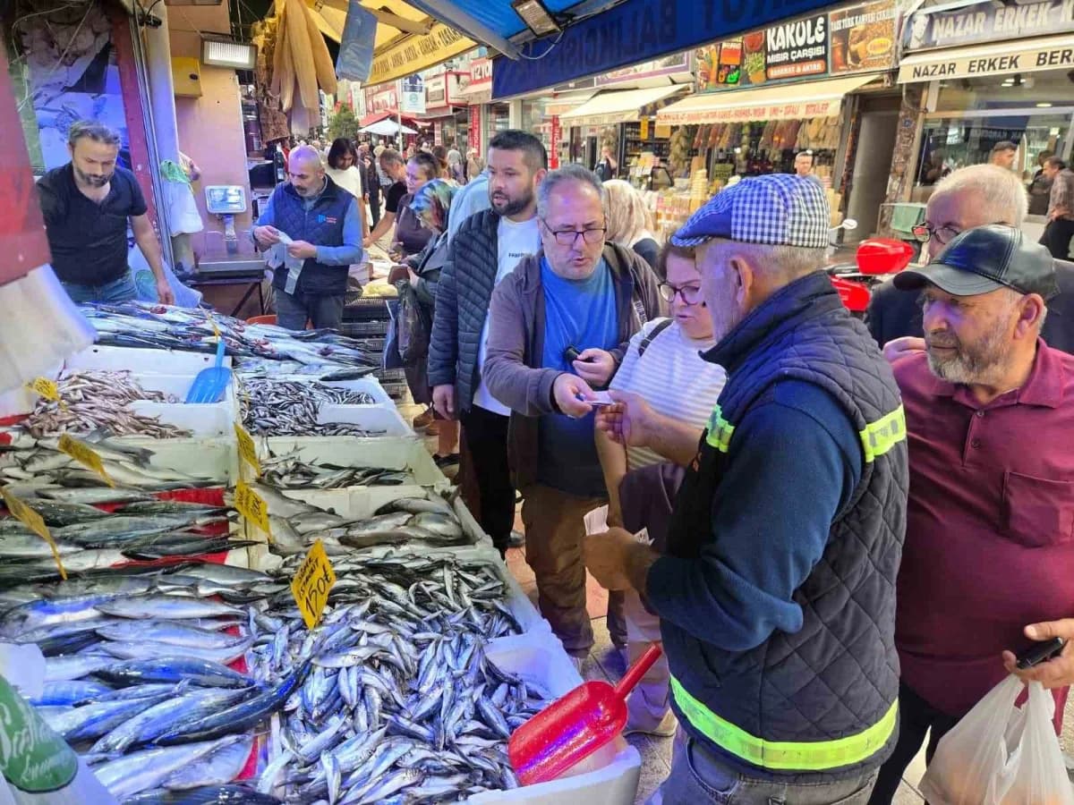 Samsun'da balık tezgahında palamut balıkları ve vatandaşlar