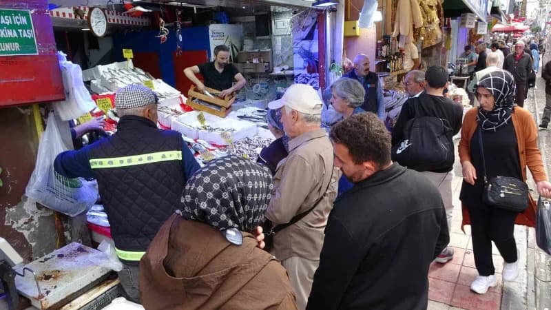 Samsun’da kiloluk palamutların adedi 90 TL’den satılıyor. Vatandaşlar ucuz balık almak için birbiriyle yarışırken, balık