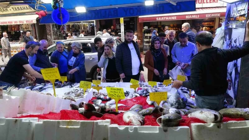 Samsun’da kiloluk palamutların adedi 90 TL’den satılıyor. Vatandaşlar ucuz balık almak için birbiriyle yarışırken, balık