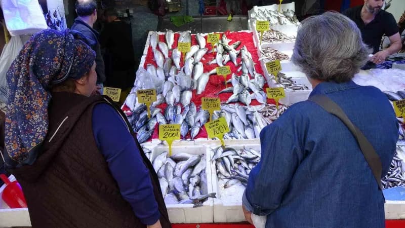 Samsun’da kiloluk palamutların adedi 90 TL’den satılıyor. Vatandaşlar ucuz balık almak için birbiriyle yarışırken, balık