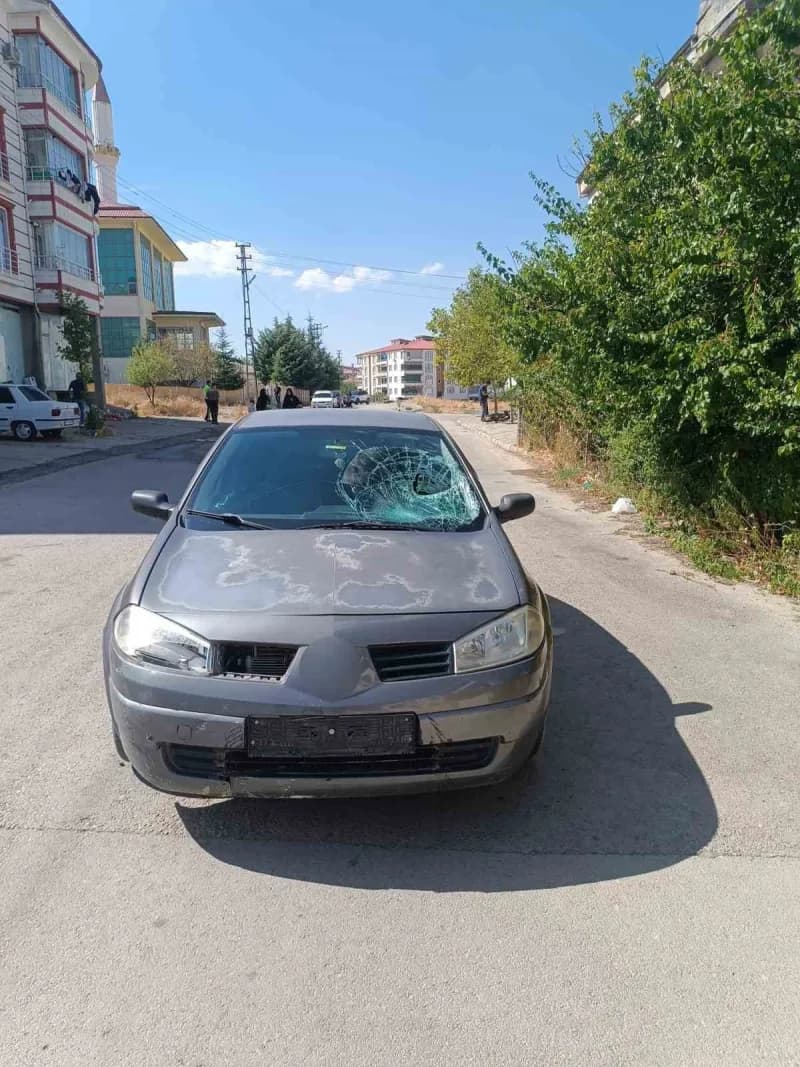 Elazığ Palu Kalekent Mahallesi’nde meydana gelen bisikletli çocuk ve araç çarpışması sonrası olay yeri