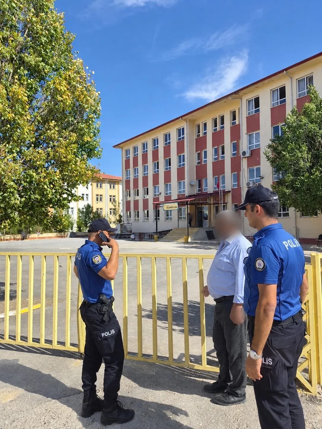 Palu'da polis ekipleri tarafından Okul önü ve çevrelerinden uygulama yapılırken, Servis Araçları da denetlendi