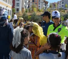 Elazığ Palu’da polis ekipleri okul çevresi ve servis araçlarını denetlerken görüntü