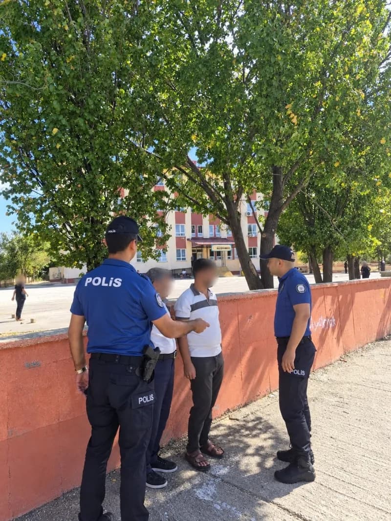 Palu'da polis ekipleri tarafından Okul önü ve çevrelerinden uygulama yapılırken, Servis Araçları da denetlendi