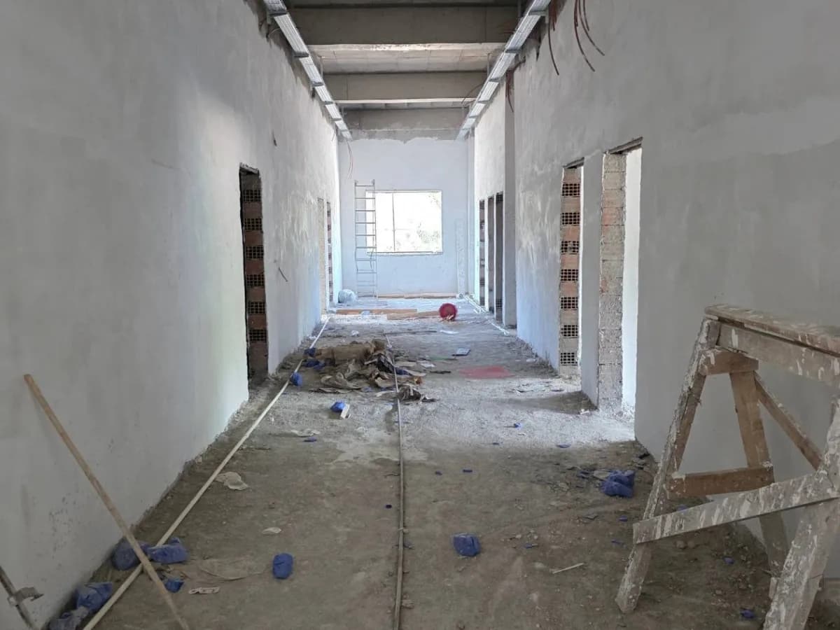 Aydın’ın Kuyucak ilçesinde yapımı devam eden Pamukören Ortaokulu’nun inşaat alanında incelemelerde bulunuldu.