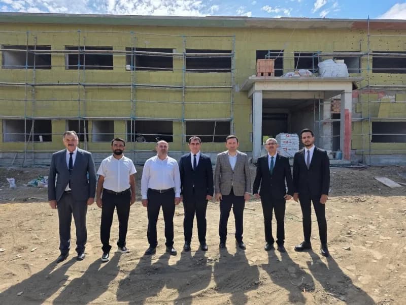 Aydın’ın Kuyucak ilçesinde yapımı devam eden Pamukören Ortaokulu’nun inşaat alanında incelemelerde bulunuldu.