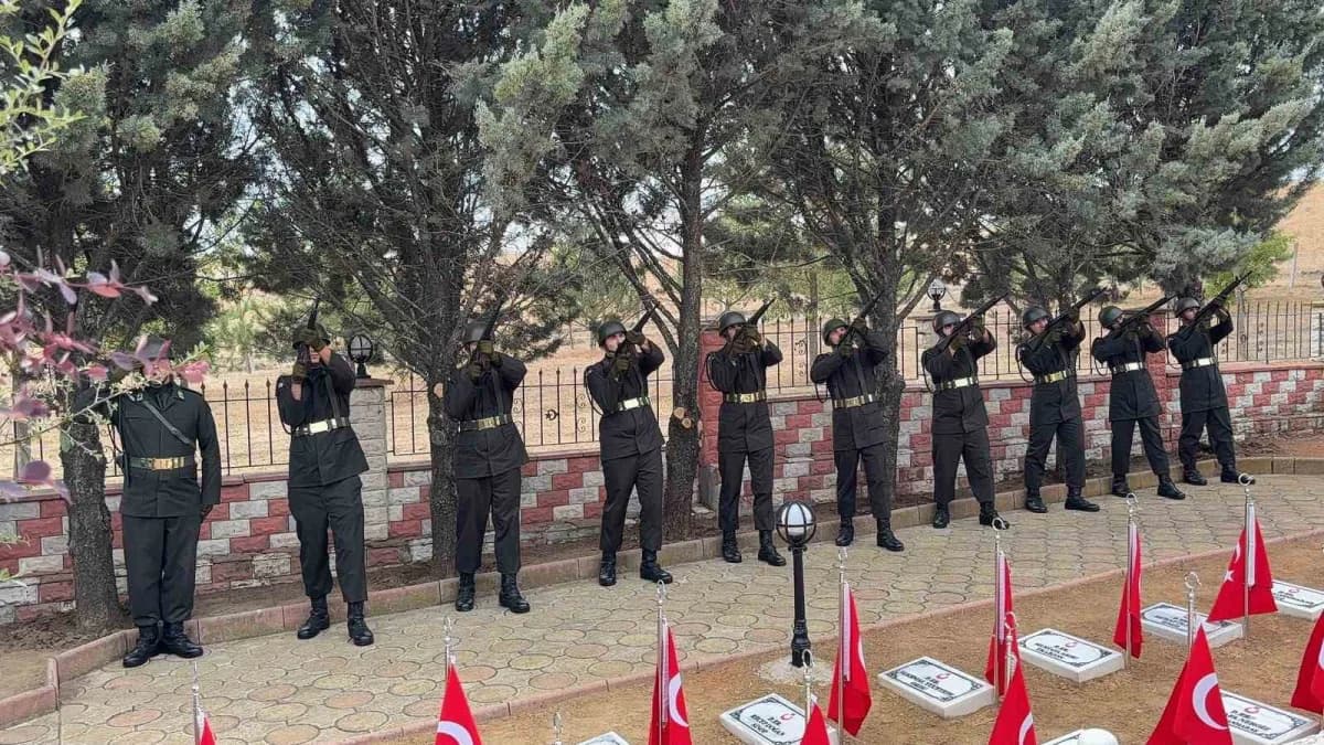 Pancarköy Şehitliğindeki tören İstiklal Marşı'nın okunmasıyla başladı. Törende, şehitler için saygı atışı ve Kur'an-ı Ke