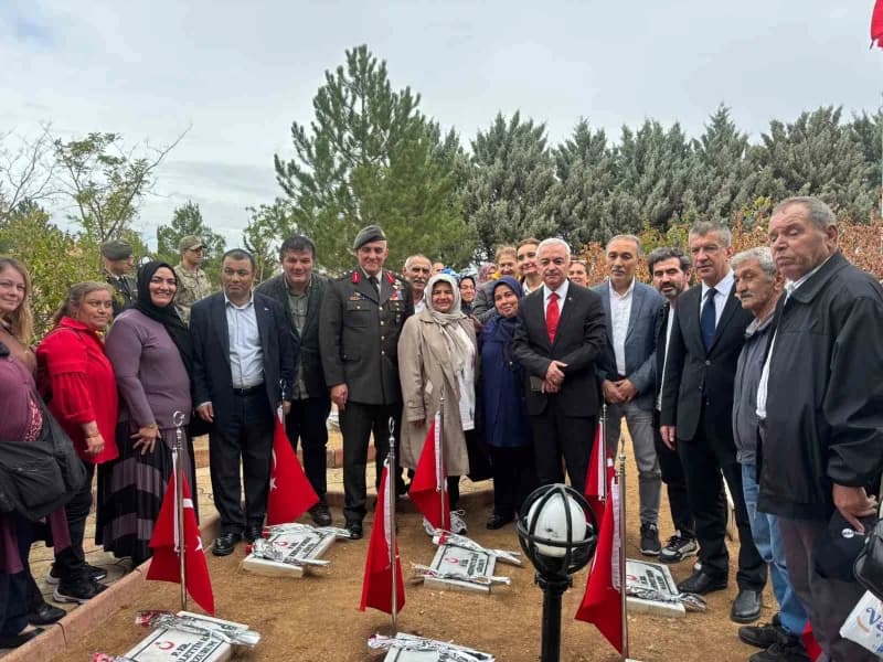 Katılımcılar, şehit mezarlarını ziyaret ederek karanfil bıraktı ve su döktü. Şehit aileleriyle de yakından ilgilenilen,