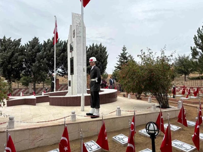 Katılımcılar, şehit mezarlarını ziyaret ederek karanfil bıraktı ve su döktü. Şehit aileleriyle de yakından ilgilenilen,