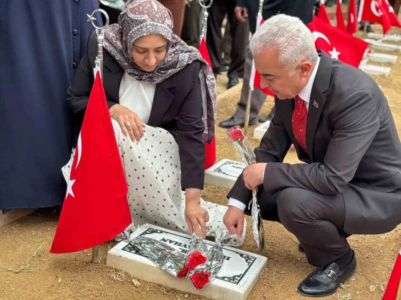 Katılımcılar, şehit mezarlarını ziyaret ederek karanfil bıraktı ve su döktü. Şehit aileleriyle de yakından ilgilenilen,