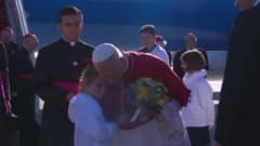 Papa 14. Leo Fransa ziyareti sırasında Elysee Sarayı önünde Fransa Cumhurbaşkanı Emmanuel Macron ile görüşüyor