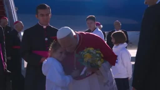 Papa 14. Leo Fransa ziyareti sırasında Elysee Sarayı önünde Fransa Cumhurbaşkanı Emmanuel Macron ile görüşüyor