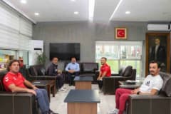 Paralimpik milli halterci Çağdaş Kaya, Kayseri Gençlik ve Spor İl Müdürü Ali İhsan Kabakcı’yı ziyaret ederken