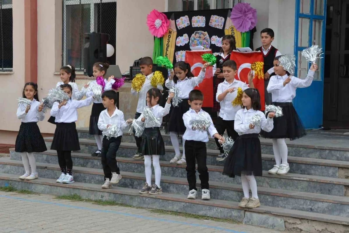 Patnos’ta İlköğretim Haftası, düzenlenen tören ve etkinliklerle coşku içerisinde kutlandı.